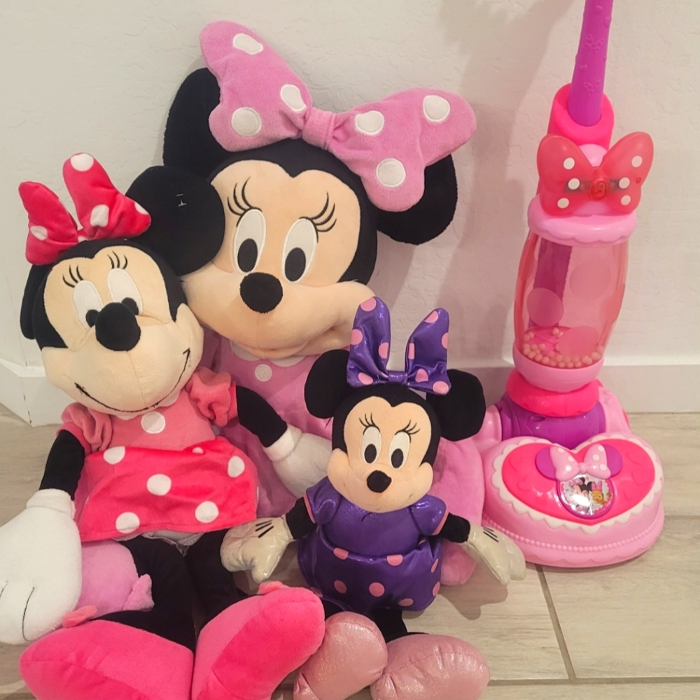 Minnie Mouse 🐭  3 stuffed animals only. *Vacuum No Longer In This Listing *